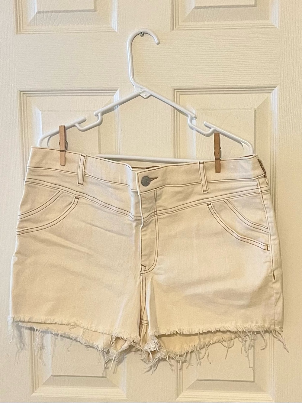 Women's Cream Frayed-Hem Denim Shorts